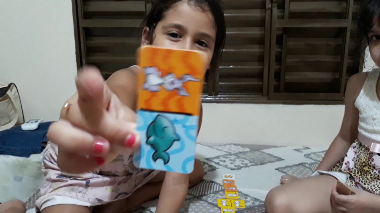 Jogando Dominó com Yasmin Caroline.