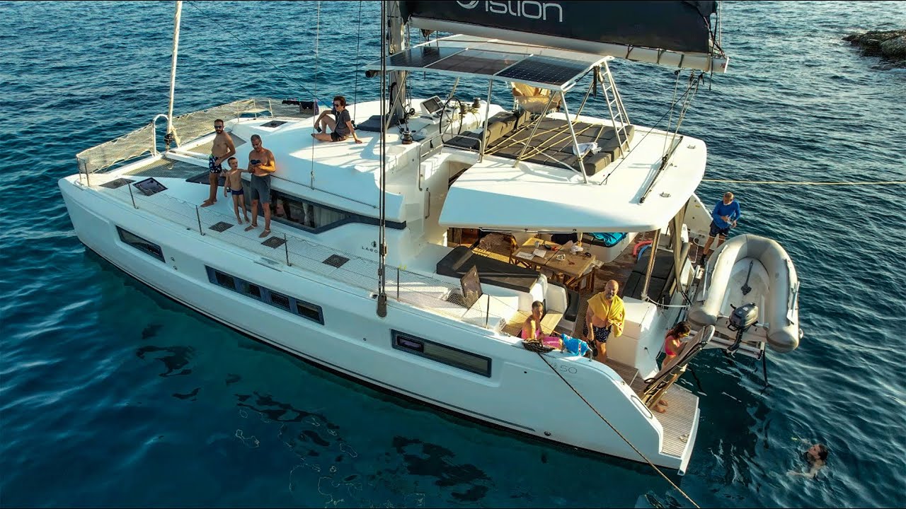 Travesía por Grecia en catamarán de alquiler en el mar Egeo, las Cícladas y Peloponeso Sailing 4K