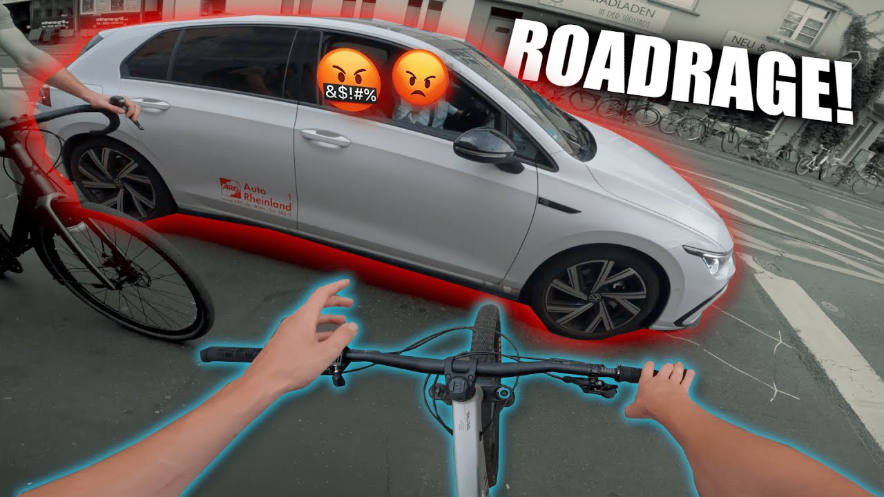 Völlig grundloser Road Rage – Alte Autofahrerin rastet einfach aus!