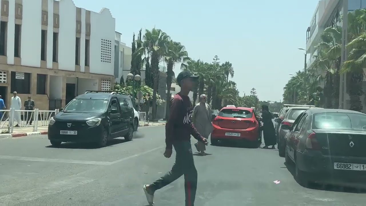 فوضى سوق عشوائية قرب مسجد أبوبكر الصديق بحي الداخلة بأكادير