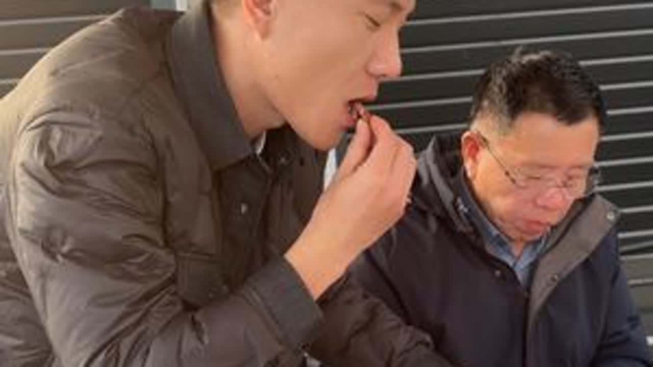 今年的碧根果价格太给力了，来看一下咱们家的品质，都是这种又大又饱满的，吃起来是香酥可口、奶香味十足的。如果你也喜欢吃碧根果，赶紧来看看吧！今天真的很便宜哦！#强烈推荐