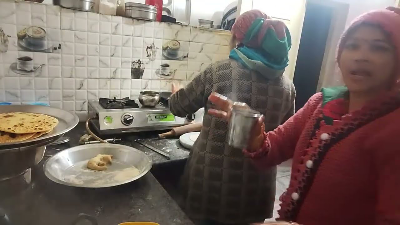 22 tarikh din guruwar 🌺 hamare ghar ka subah ka mahaul bacchon ke nashte mein paneer roll 🥐🥖