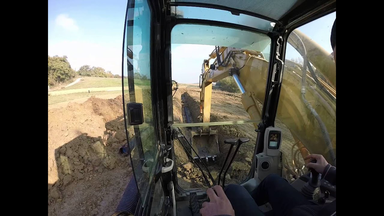 CAT 318C e CAT 307C Scavo a sezione obbligata con laser per acquedotto