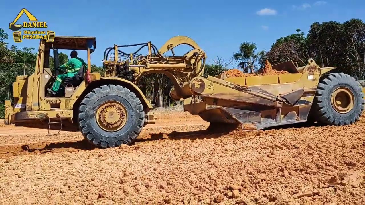Máquinas Pesadas - Terraplanagem com Moto scraper