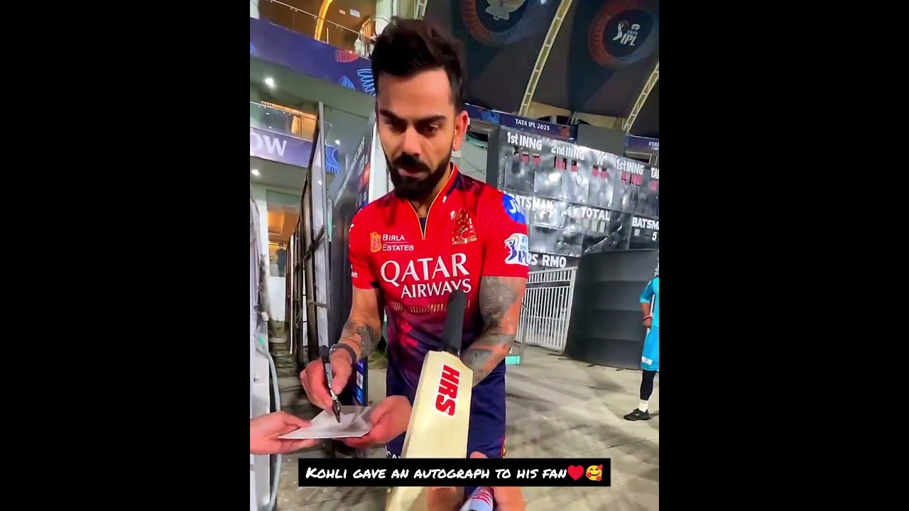 Kohli gave an autograph to his fan&hearts;️🥰 #cricket