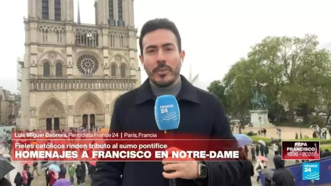 Informe desde París: fieles católicos llegan a Notre-Dame para rendir homenaje al papa Francisco