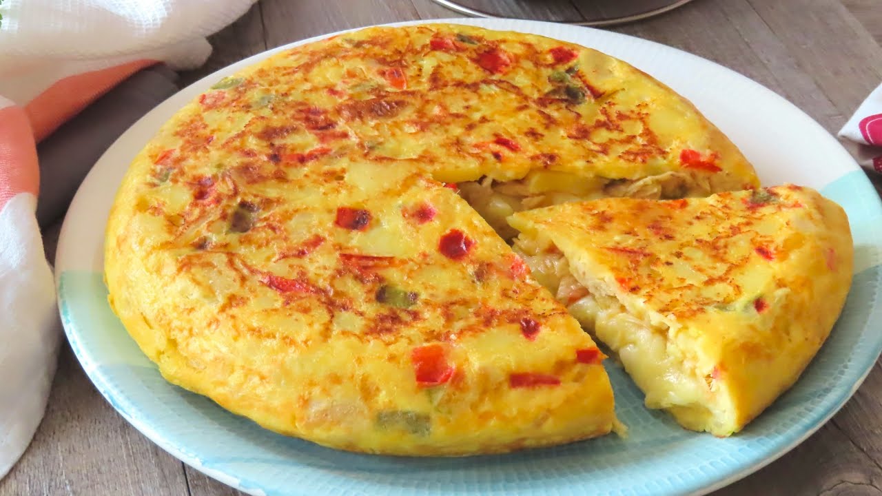 Tortilla de patatas  rellena de atún y queso