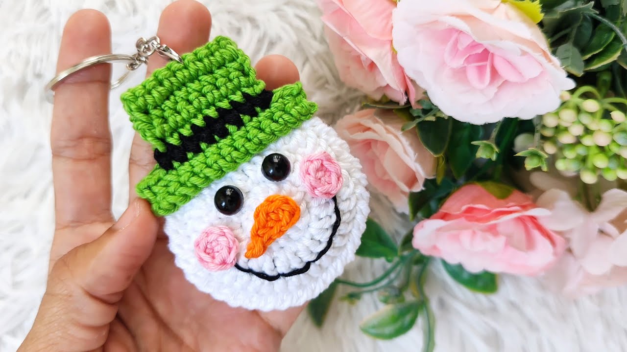 Вязаный крючком снеговик — вязаное крючком украшение, которое очень хорошо продаётся на Рождество!