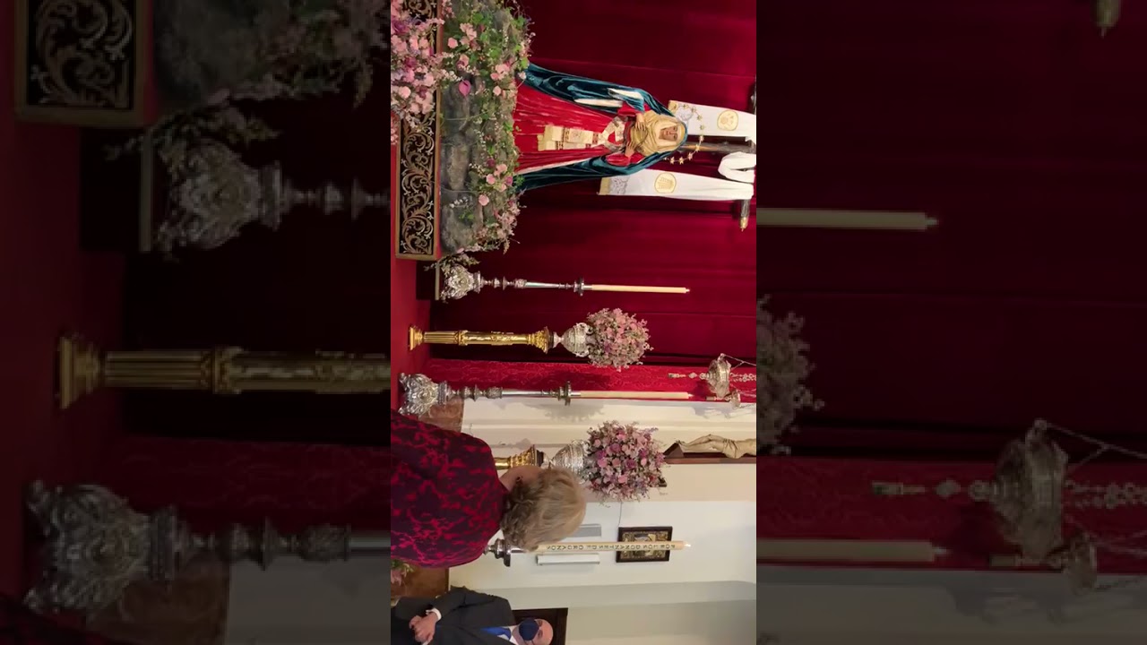 Pili del Castillo le canta a la Esperanza de Triana en la capilla de los Marineros