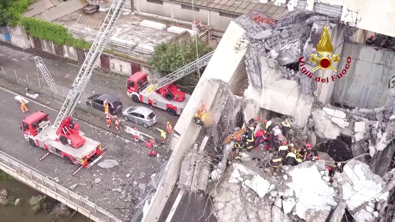GENOVA (GE) - Le immagini del crollo del ponte Morandi A10