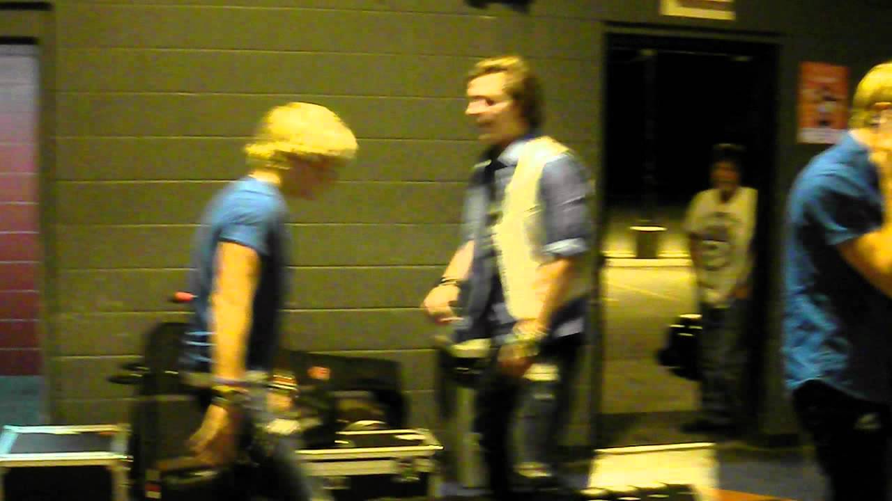 R5 singing and dancing to Boyfriend