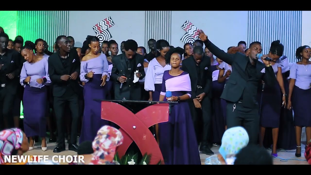 LIVE CONCERT NEW LIFE CHOIR MUBIHE BIDASANZWE BYO KURAMYA IMANA🔥🔥