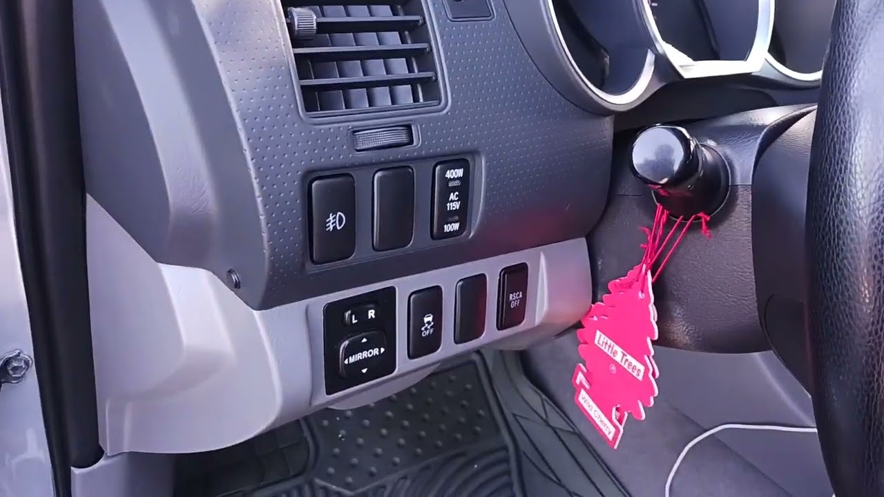 2009 TOYOTA TACOMA PRERUNNER UBICACIÓN DEL BOTON PARA REINICIAR LUZ DE LLANTA BAJA.