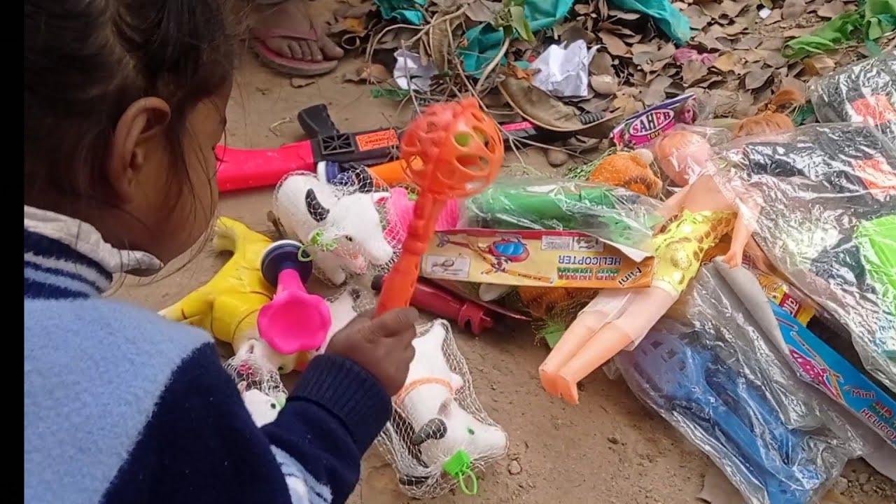 अमन अभिषेक को कूड़े में बहुत सारे खिलौने मिल गए