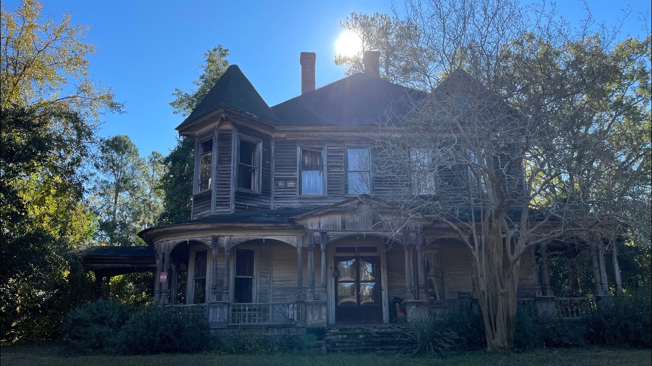 Stunning Once Grand Forgotten 100 year old Barnum Mansion Deep Down South in Arkansas