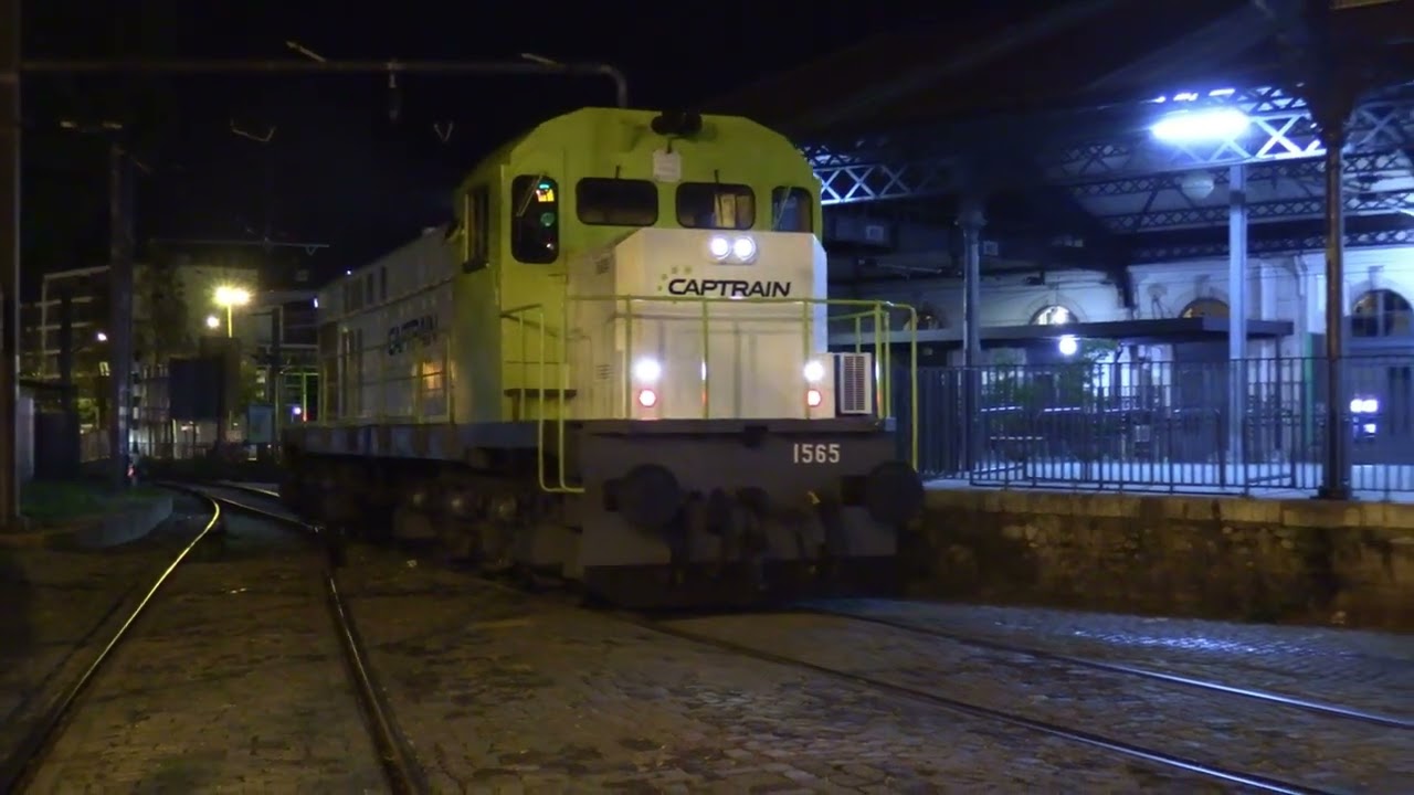 MLW 1565 com as novas cores Captrain em três linhas diferentes e com vagões de transporte de carril