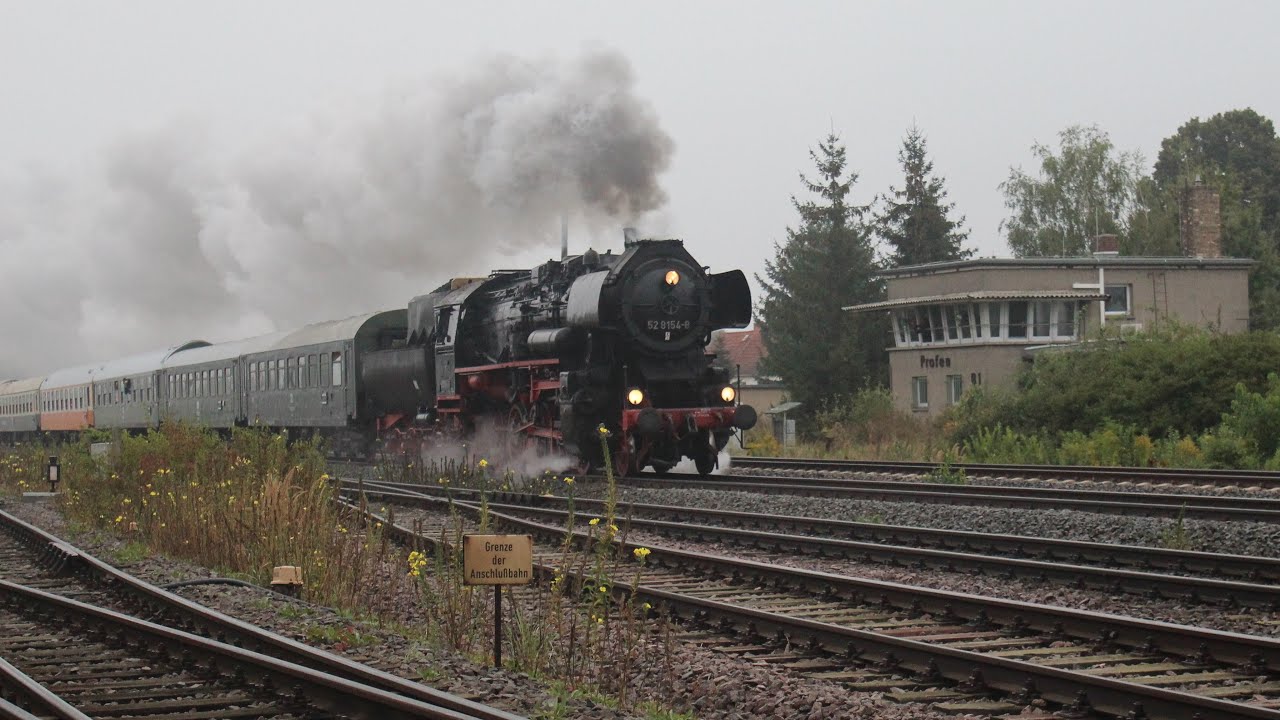 Erzgebirgsrundfahrt mit Dampflok 52 8154-8 in Profen am Stellwerk und Bahnhof