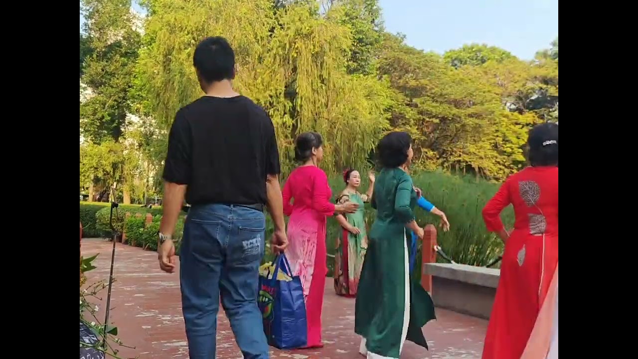 Sài Gòn đẹp lắm - Thanh Xuân Tân Phú nhảy ở công viên Celadon #u70dance #saigondeplam #celadonpark 