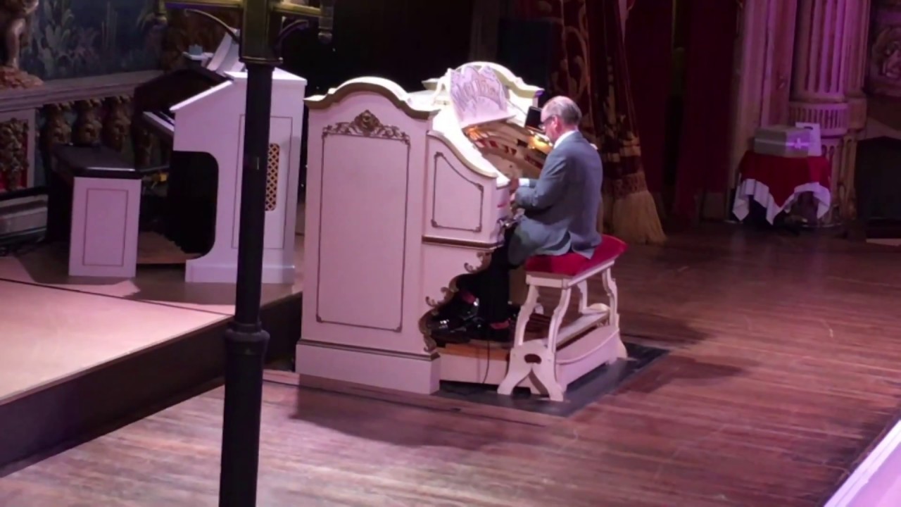 Blackpool Tower ballroom - Phil Kelsall at the Wurlitzer organ