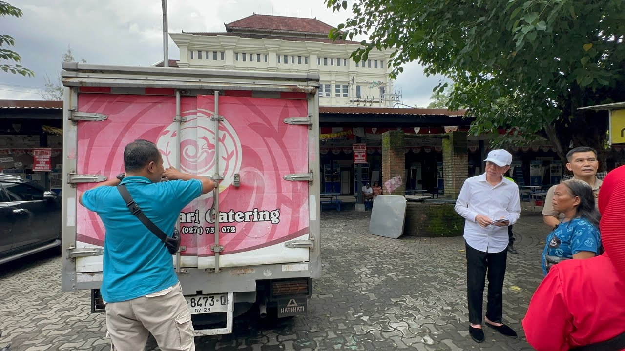 Bawa Truk Cilipari, Jokowi Bagi2 Sembako dan THR ke Warga di Gladag, Solo! 