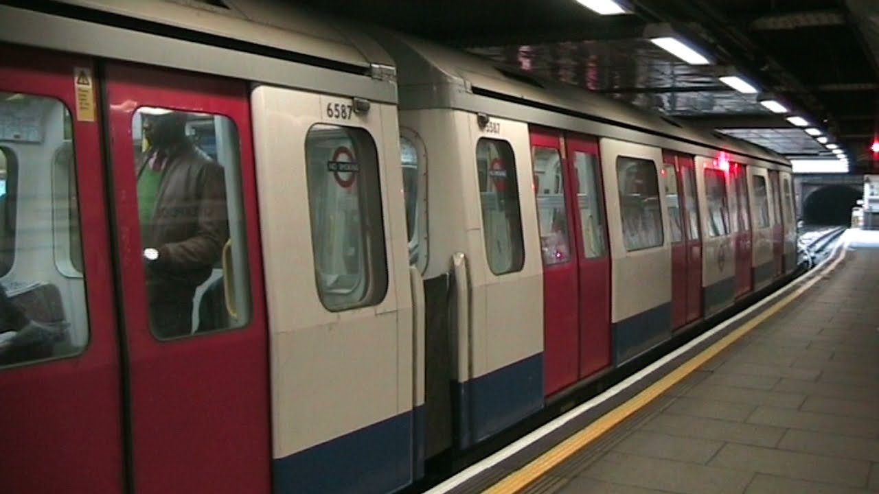 (2009) London Underground Circle Line C Stock at Liverpool Street