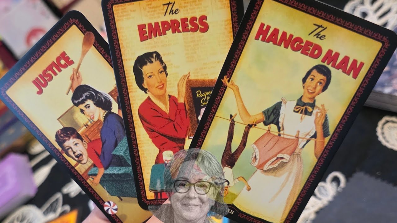 SE LO PASA  AVERIGUANDO DE TU VIDA, DISIMULANDO QUE LE GUSTAS #amor #tarotgratis #tarot 