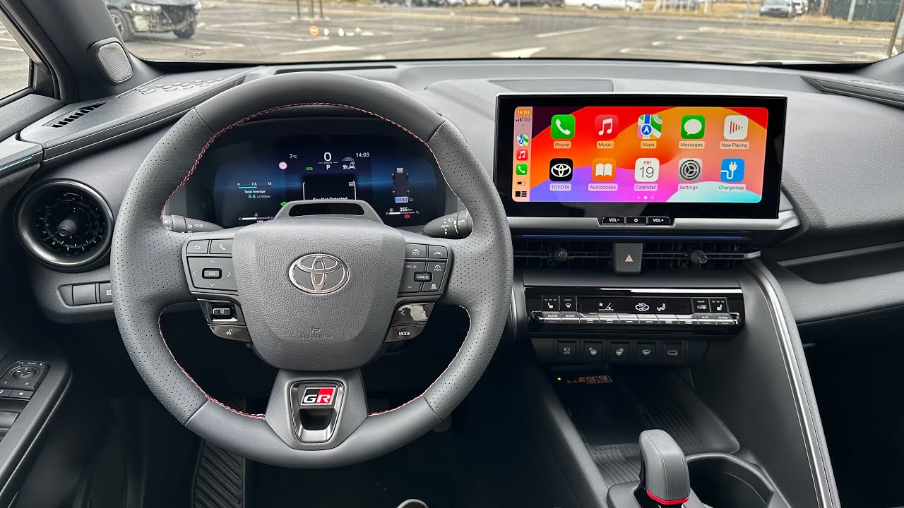 Обзор Toyota C-HR Apple CarPlay 2024 года