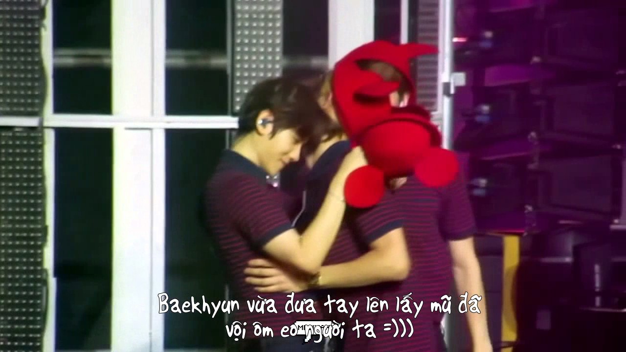 [FMV] So sánh XiuChen và ChanBaek hug qua tay Sehunnie =))))