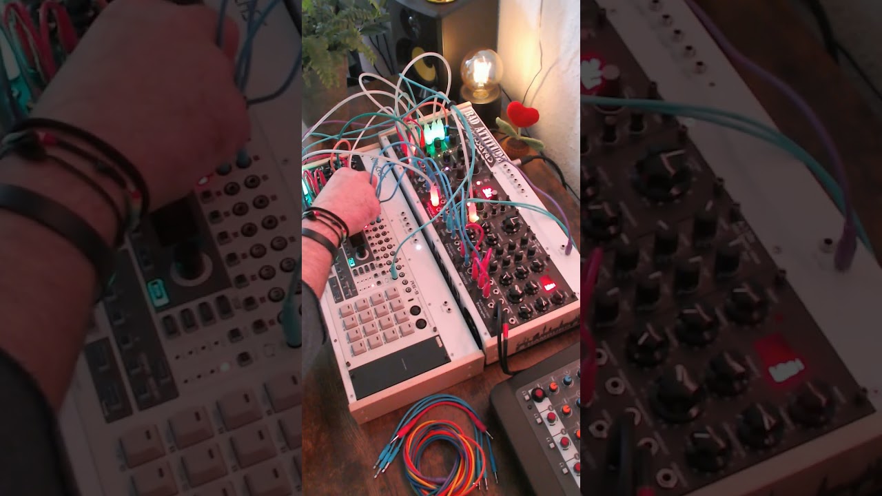 The sound of a single VCO flies through the room! ShortMix 01032026
