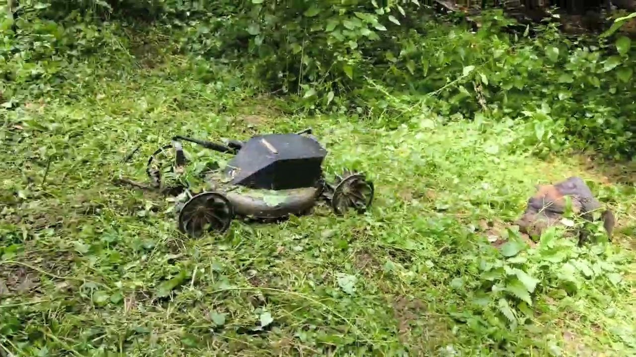 Grator Lowrider remote control mower (time lapse)