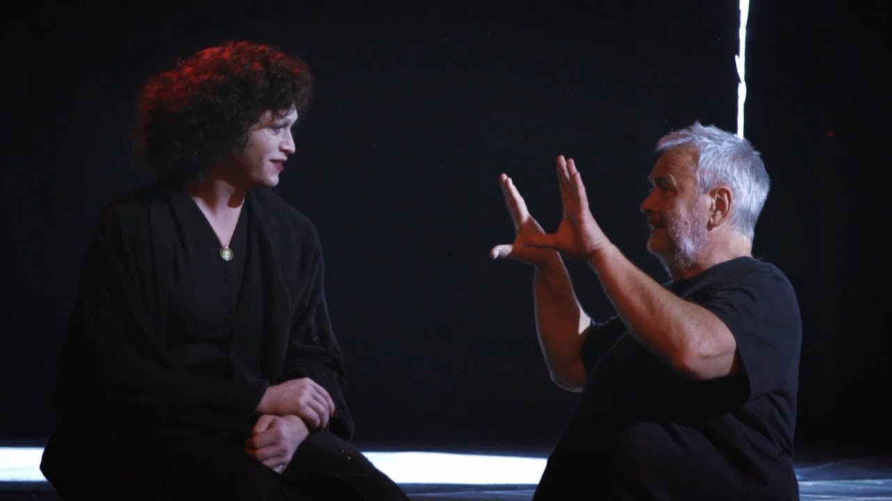 Dogman di Luc Besson in concorso a Venezia 80 | Backstage: l'interpretazione di Caleb Landry Jones