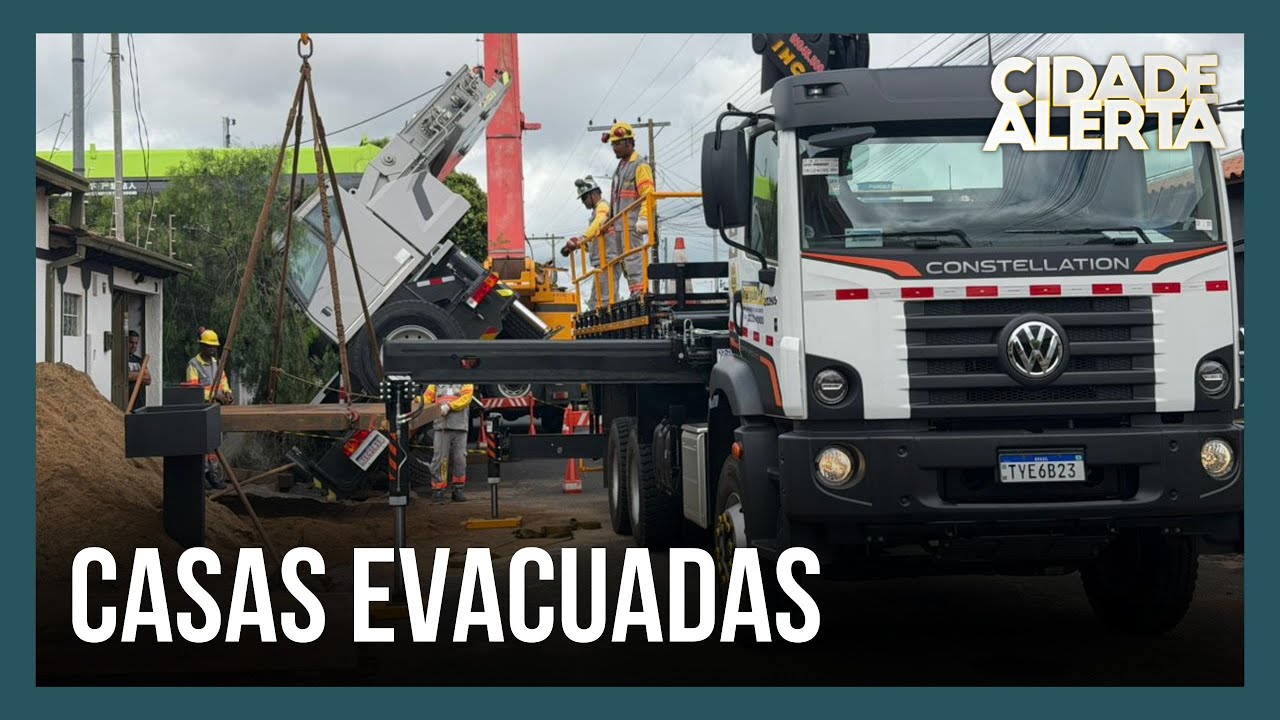 Guindaste que tombou sobre casas ainda não foi retirado do local