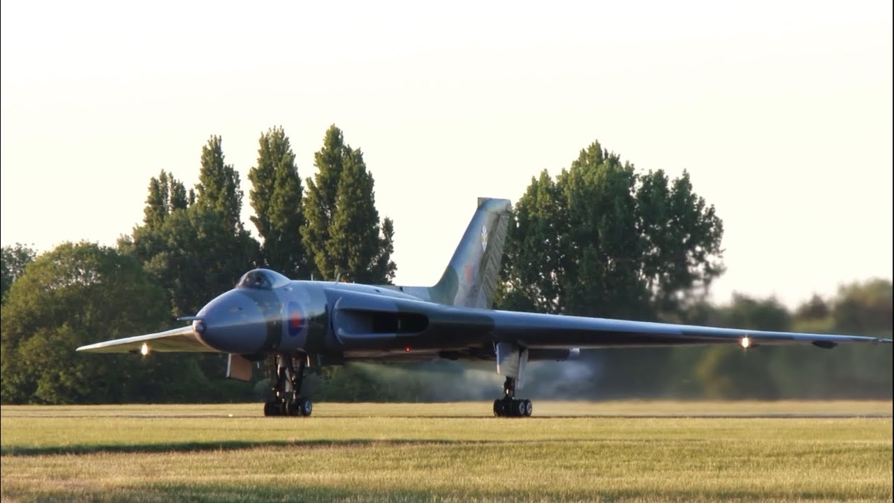 Vulcan XL426 at Southend Airport - Full Howl - Full Fast Taxi Twilight Run - Highlights