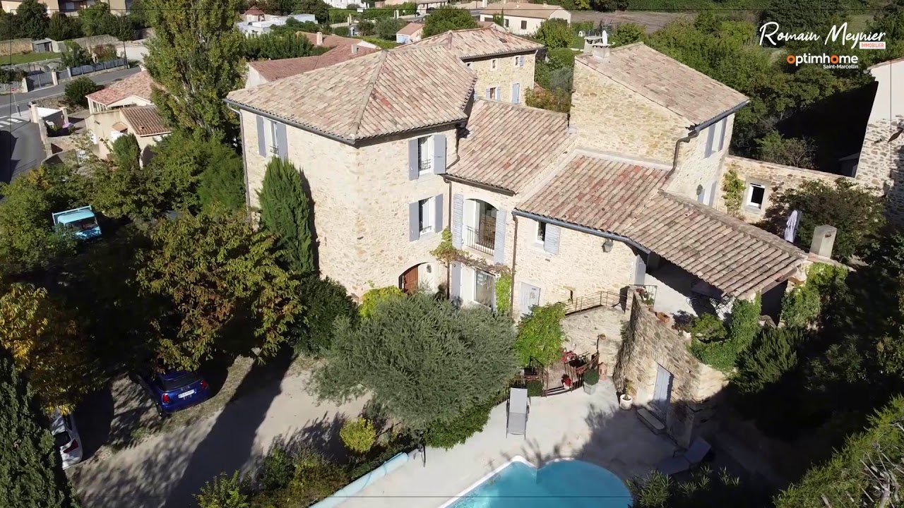 Mas en pierre au cœur d'un village de Provence - A VENDRE