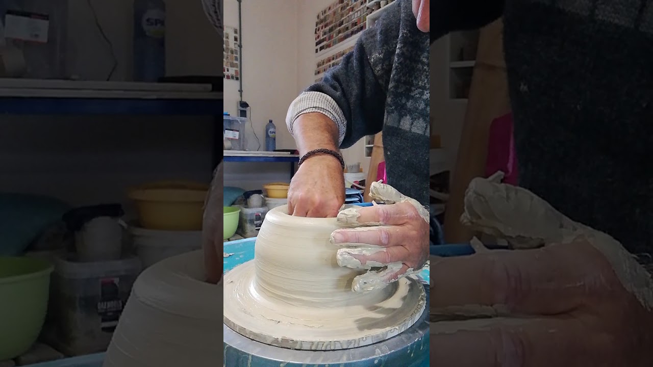 Een 5 kg klei schaal draaien op de draaischijf/ Throwing a wide dish, bowl