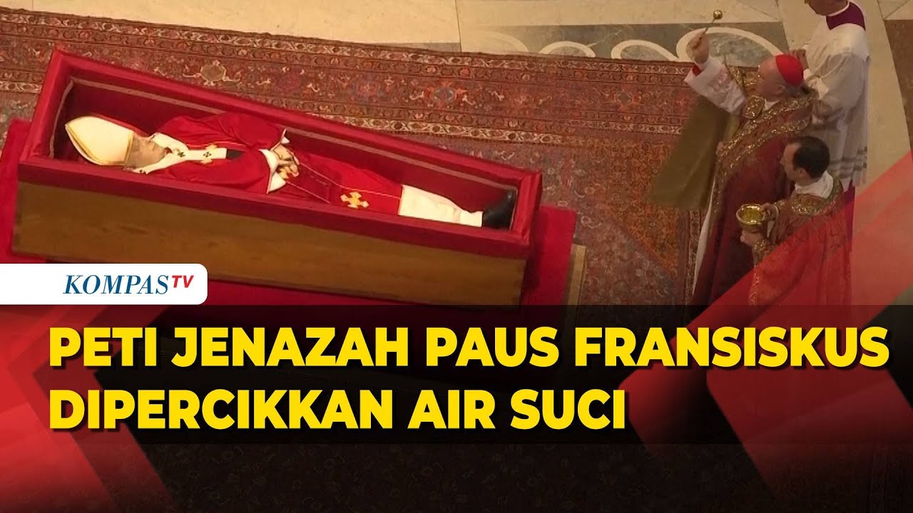 Detik-detik Peti Jenazah Paus Fransiskus Dipercikkan Air Suci di Basilika