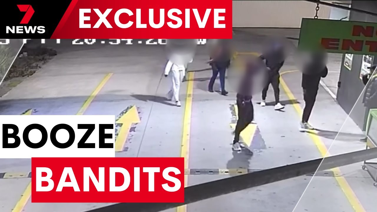 Hooded thieves strolling into a Melbourne bottle shop and stripping shelves | 7NEWS