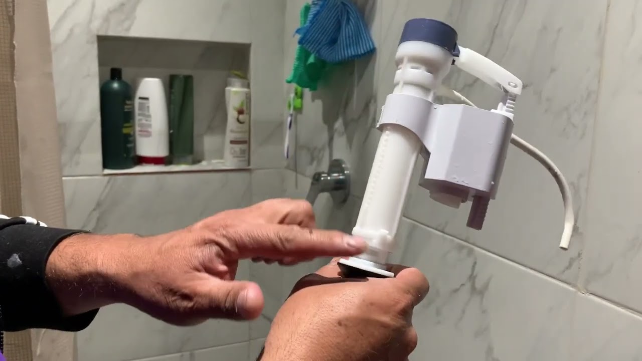 Cuando el agua se va o se desborda por el rebosadero, como ajustar o cambiar el flotador en un WC