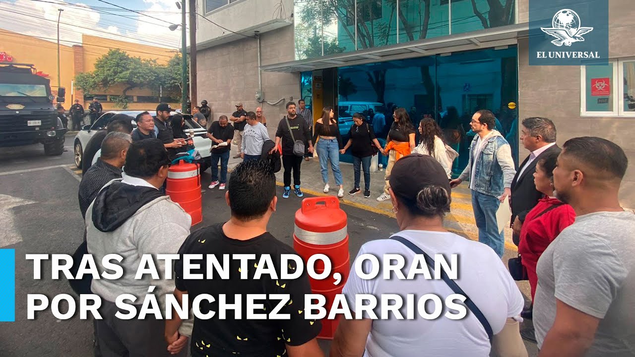 Familiares y amigos de Diana Sánchez Barrios oran afuera del hospital