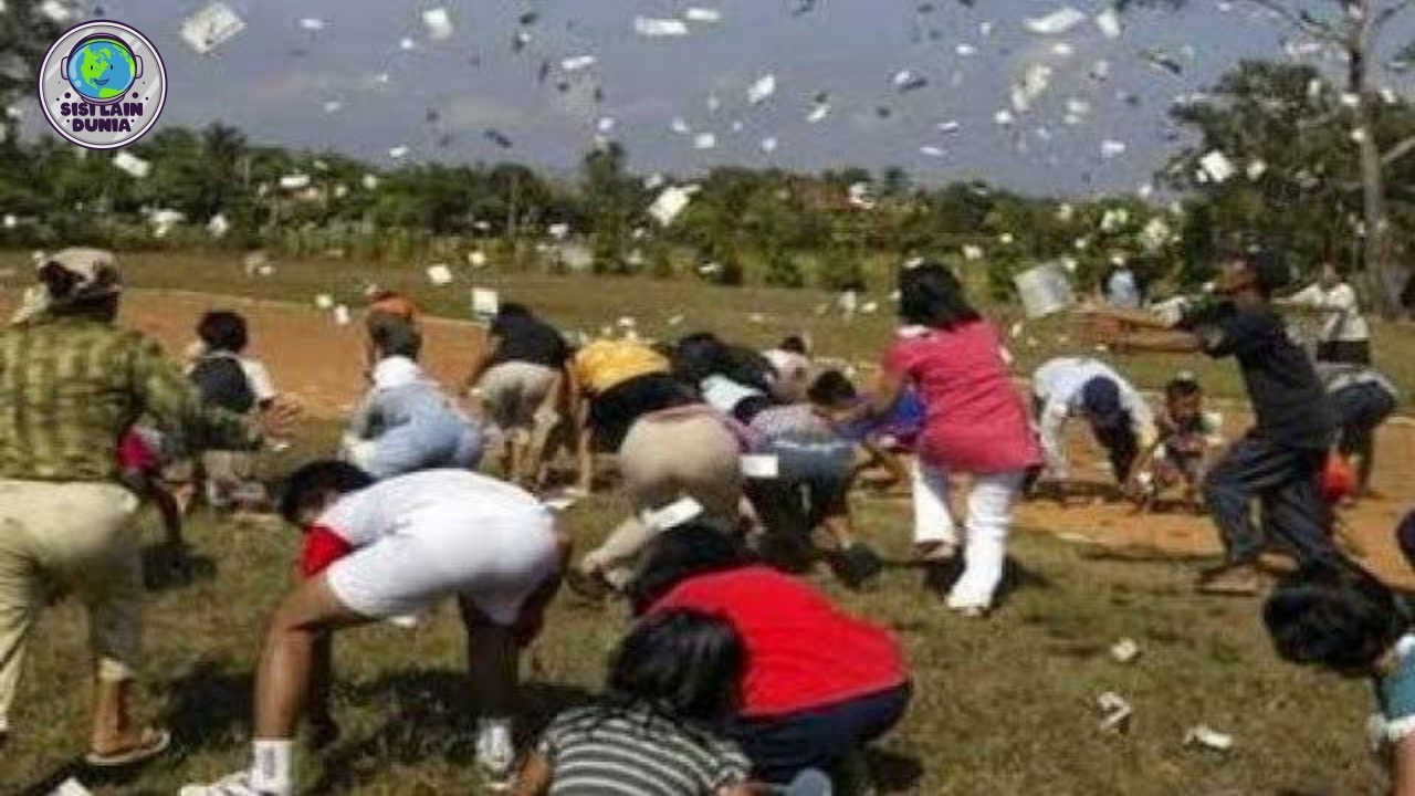 Heboh Hujan Uang Turun di Pekalongan Jawa Tengah, Warga Berhamburan Rebutan