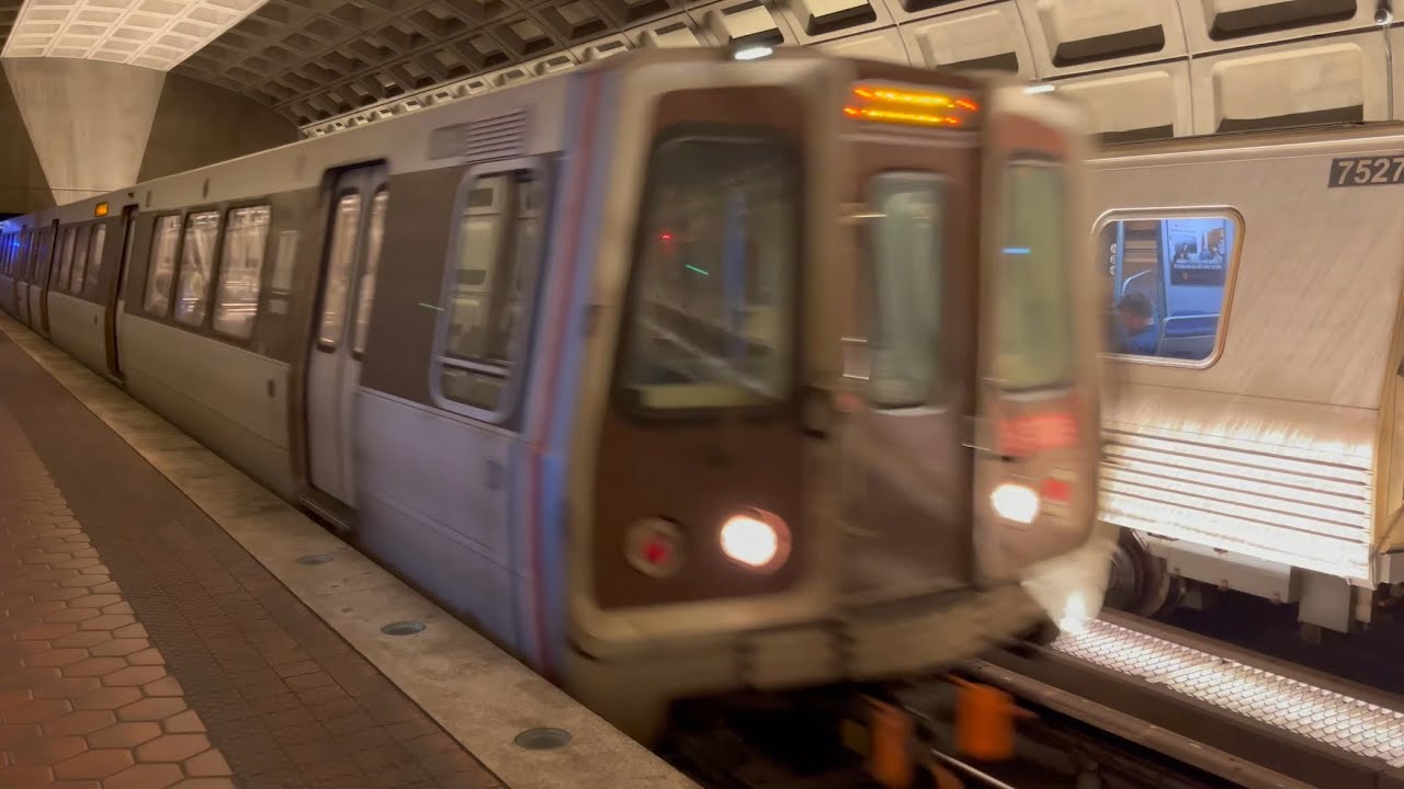 DC Metro (WMATA): mini🟠⚪️actions @ Ballston-MU