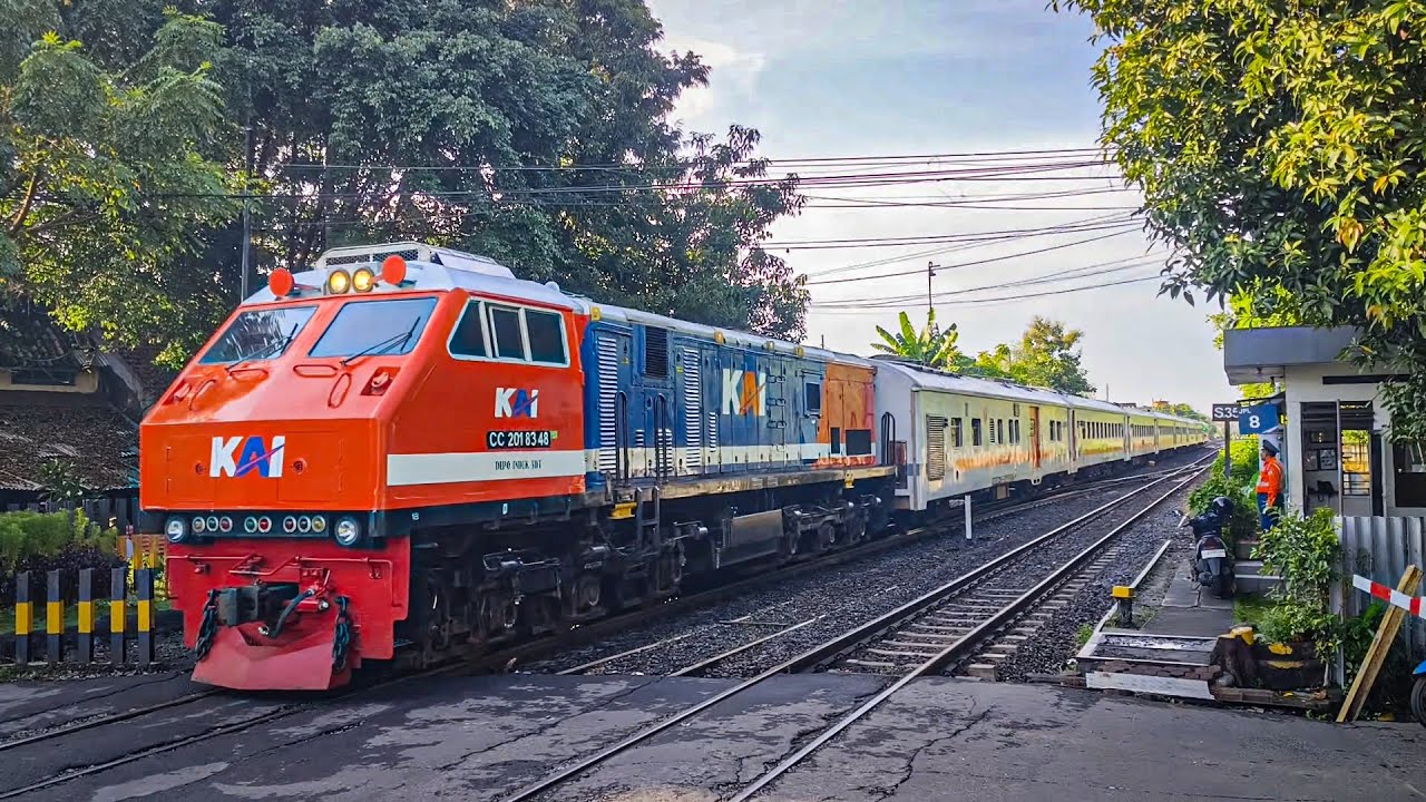 PASUKAN KERETA PAGI HARI PADATI STASIUN SURABAYA GUBENG