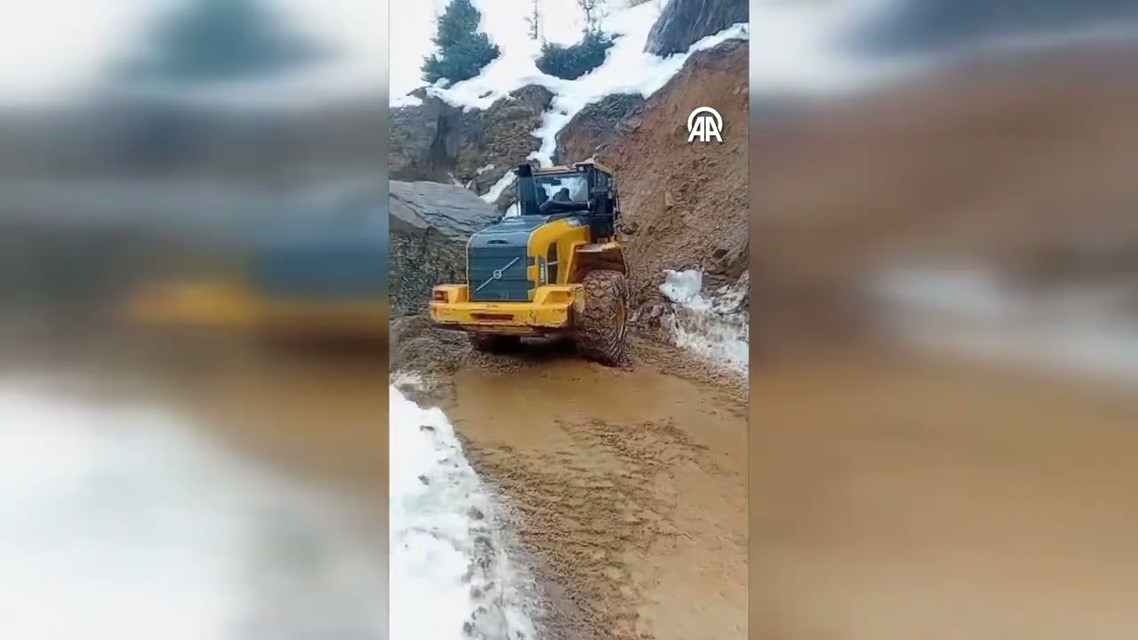 Bitlis'te köy yollarına düşen kaya parçaları ve toprak yığını temizlendi