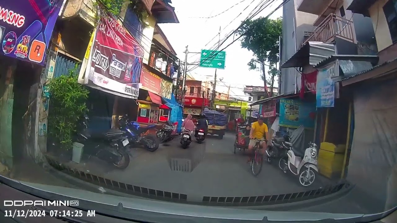 Avoid traffic to central area from eastern area by narrow street