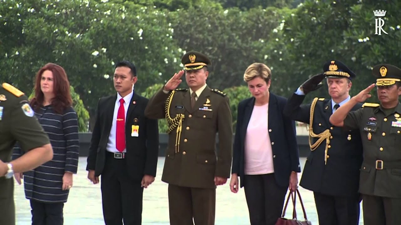 Il Presidente Mattarella depone una corona al Cimitero degli Eroi di Kalibata