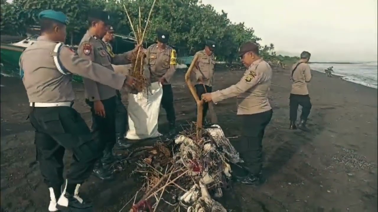 Aksi Nyata TNI-POLRI , Pemerintah dan Masyarakat untuk Kebersihan Pantai Desa Banjar 🌊