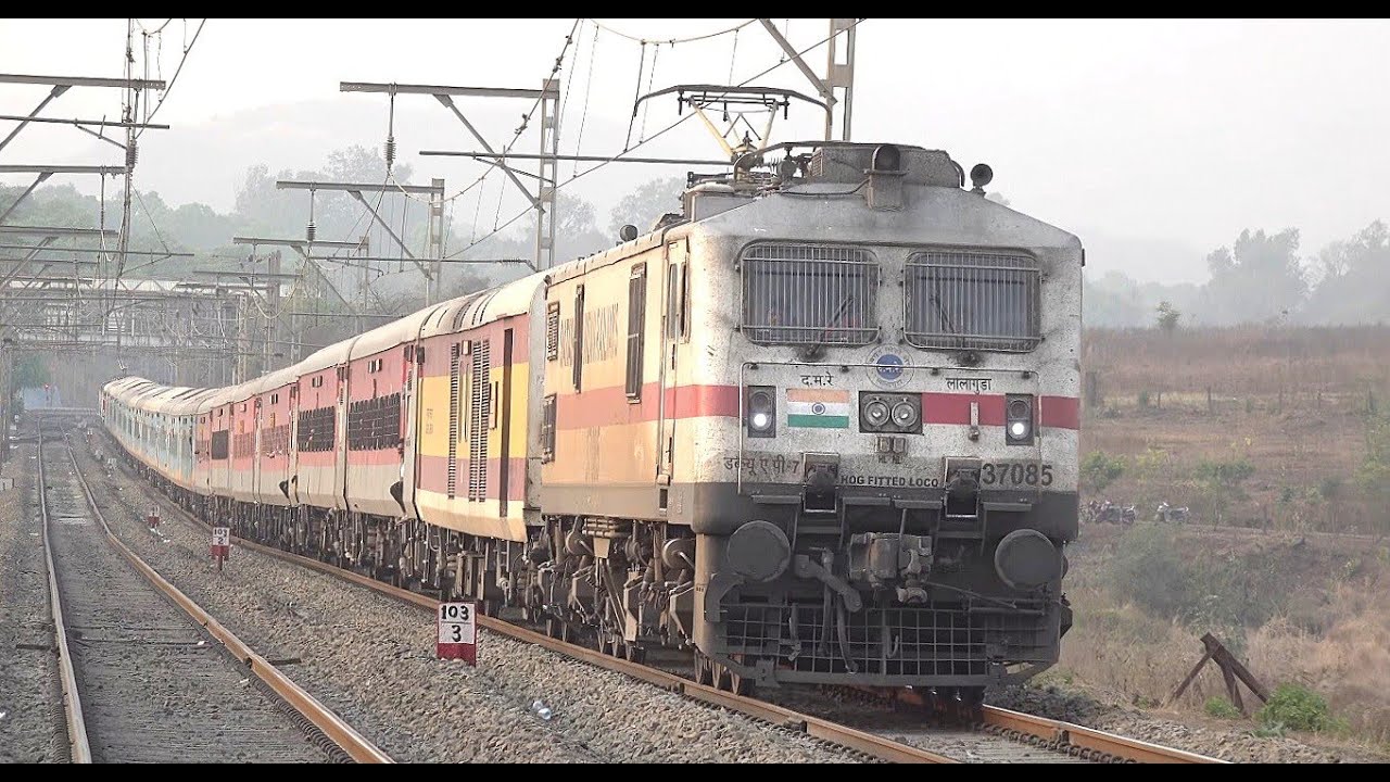 Beautiful Train Climbs Steep 1:36 Bhor Ghats Gradient - Humsafar Express Climbs At Dusk With Bankers