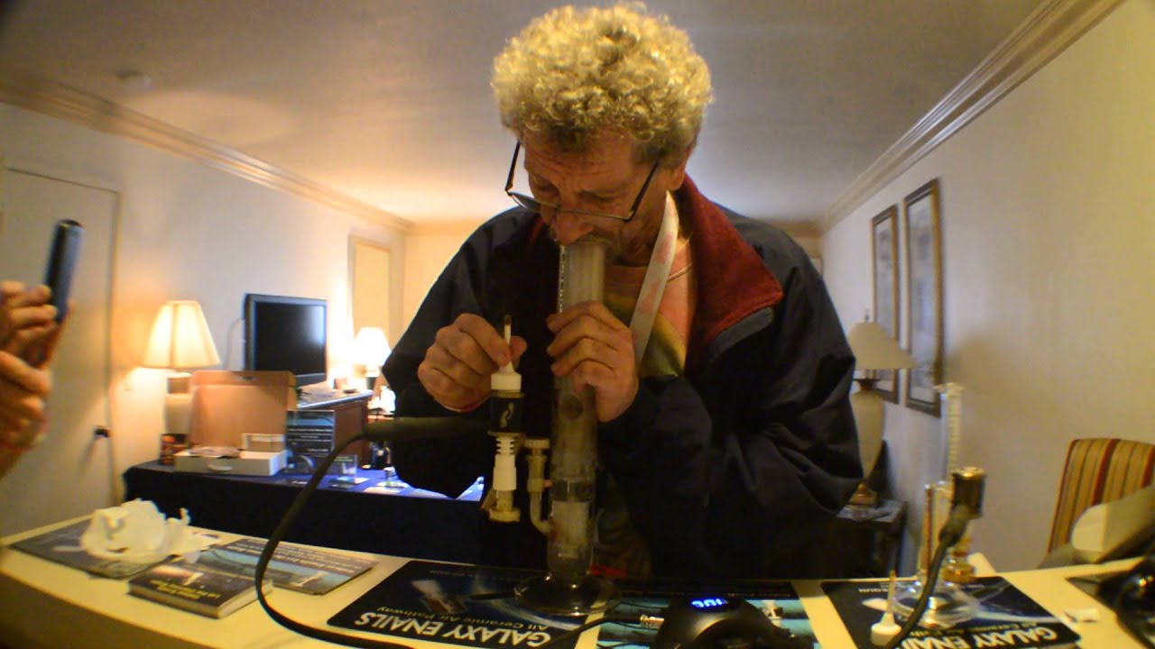 Old Man Taking a 1/4 Gram Snake Dab Like a Boss!