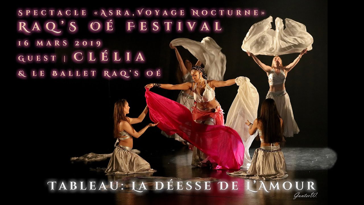 Clélia danse La #déessedelamour accompagnée par un corps de ballet au Festival Raq's Oé 2019