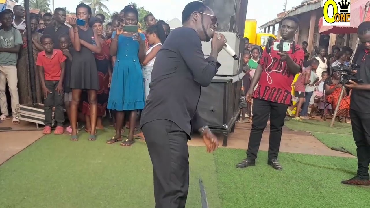 kafzo the show man treats fans with pure hilife music